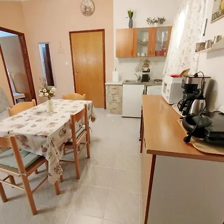 ゲストハウス Rooms And Apartments Porto Del Mar B&B